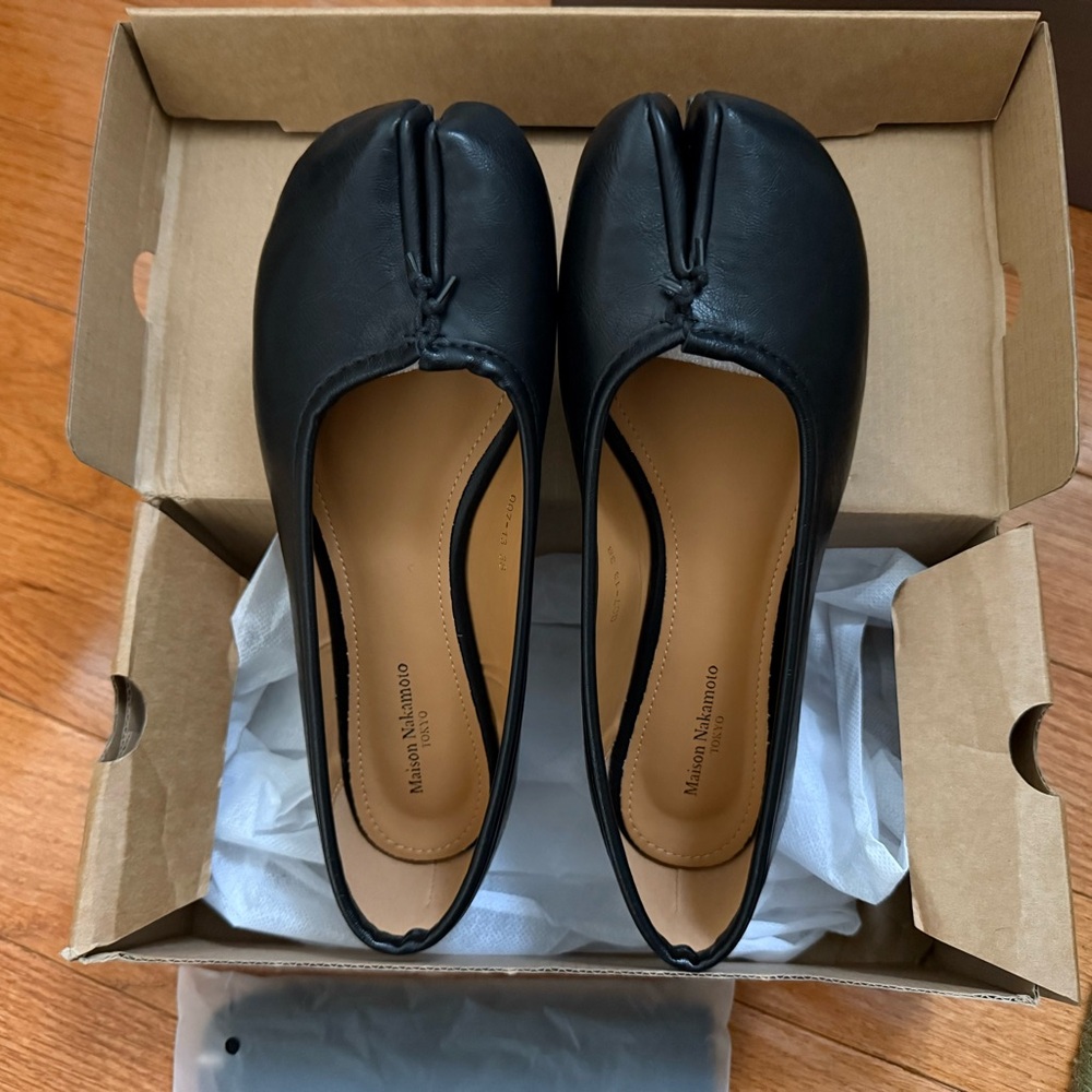 Maison Nakamoto Black Leather Tabi Flats